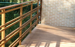 terrasse et garde-corps en bois